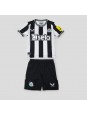 Newcastle United Heimtrikotsatz für Kinder 2023-24 Kurzarm (+ Kurze Hosen)